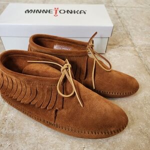 Minnetonka Women's Classic Fringe Softsole Boots Brown Suede Moccasins